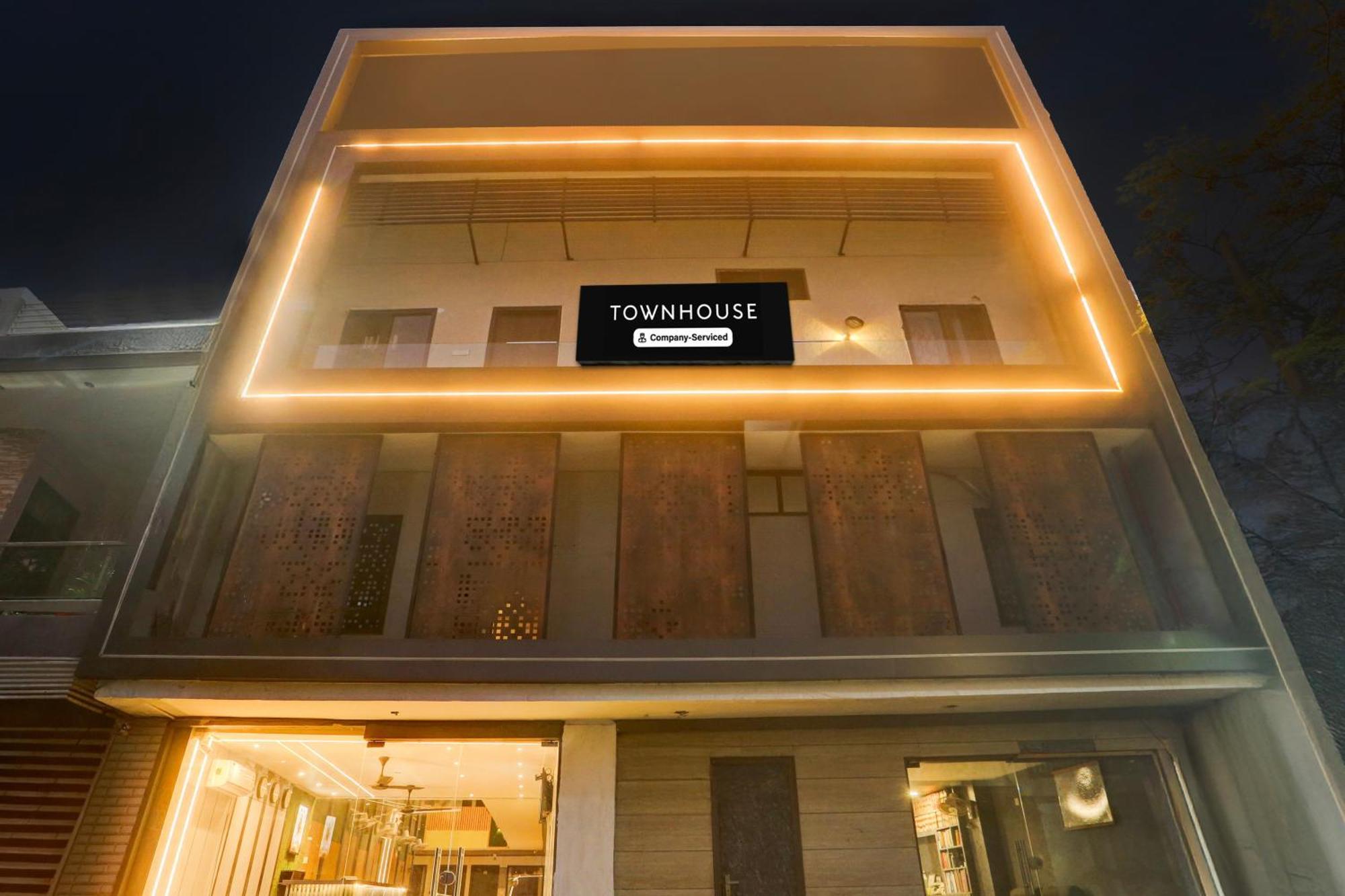 Super Townhouse Haibowal Chowk Ludhiana Exterior photo